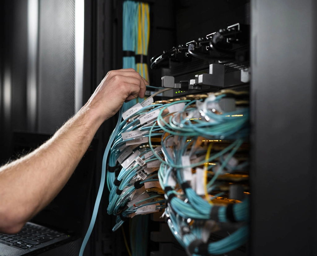 Brassage fibre dans un rack chez Greenhouse Datacenters à Naaldwijk